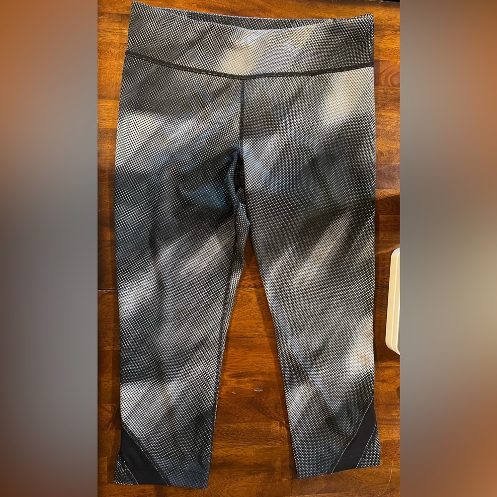 Under Armour capri leggings, black and white print, size med (see measurements)